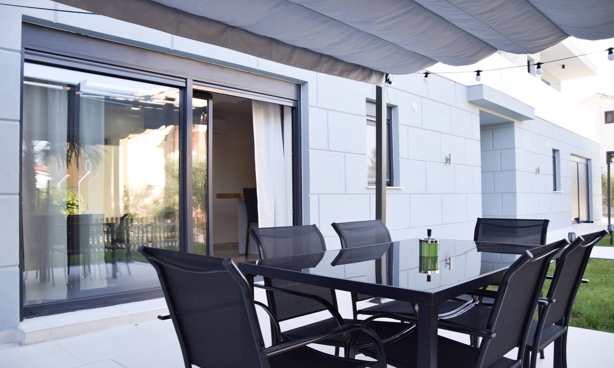 Drenje Apartment | 2 Bed House - Sleeps 4 - Garden - Parking