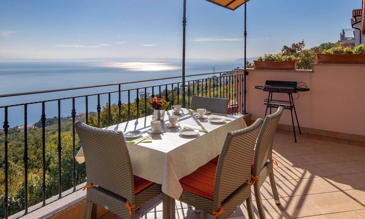 Veprinac Apartment | 2 bedroom beach front apartment in Icici