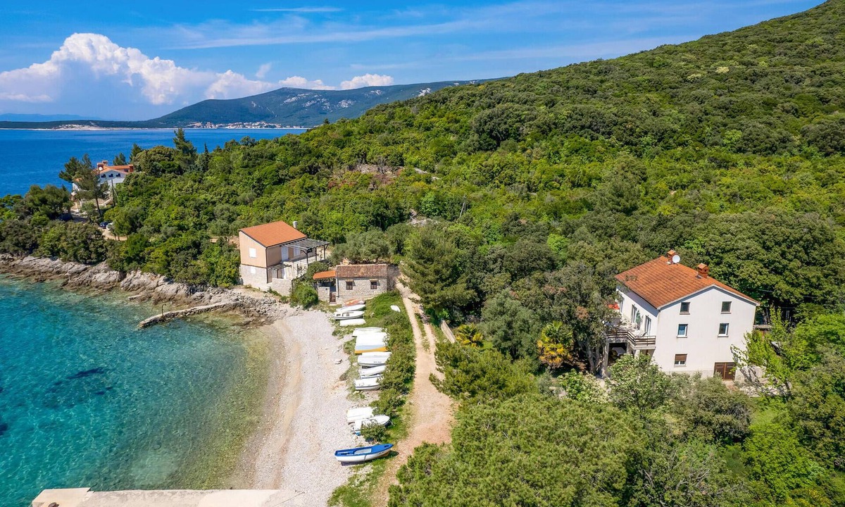 Sveti Jakov Apartment | 3 bedroom beach front apartment in Cres