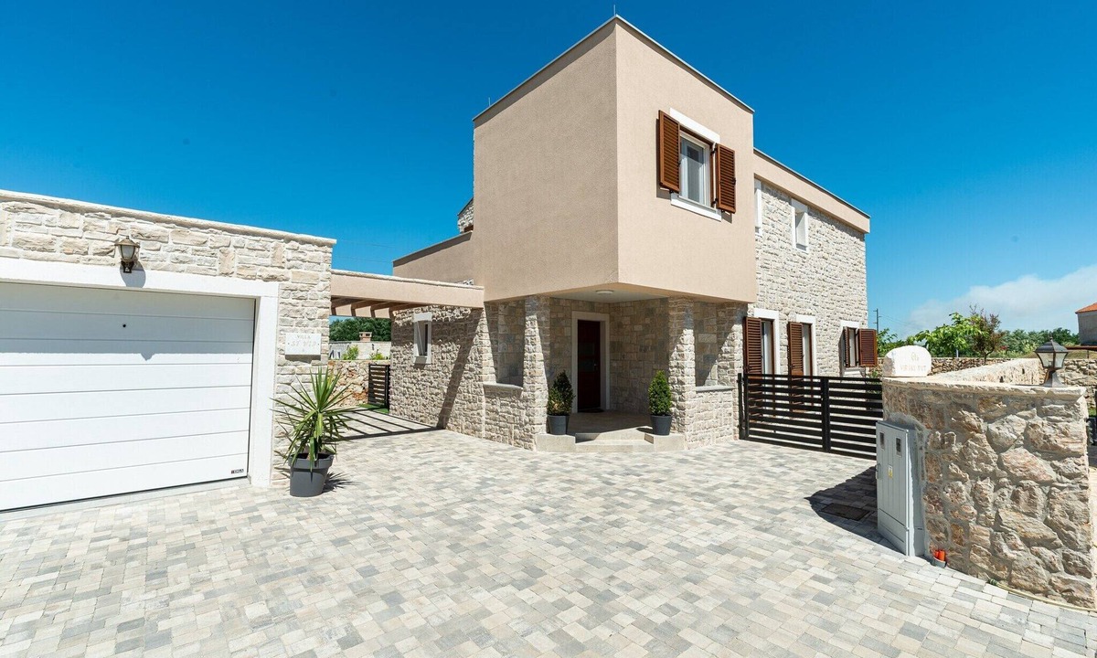 Privlaka Villa | 3-Bedroom Privlaka Villa with Pool