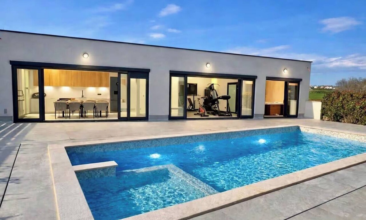 Porec Villa | 4-Bdroom Family Villa Sleeps 20 w/Pool and Hot tub