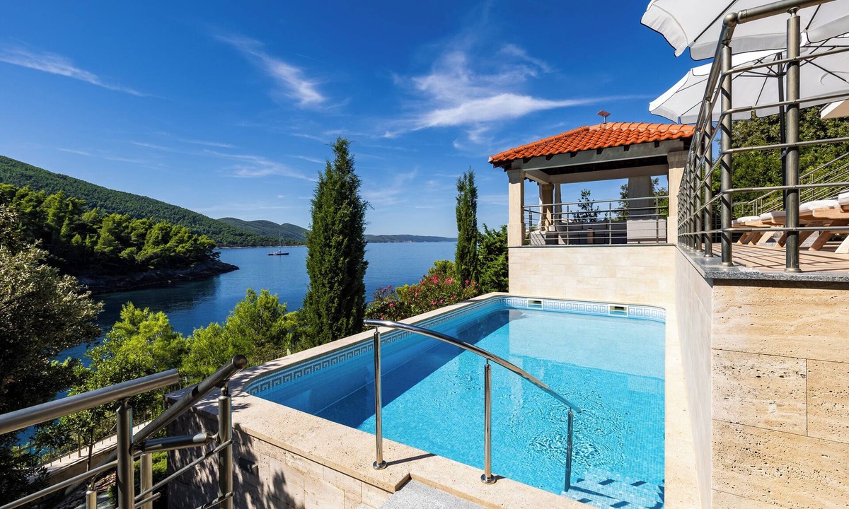Blato Villa | 4-bedroom Beachvilla in bay Rasoha/Korčula with parking, pool,WiFi, fitness room