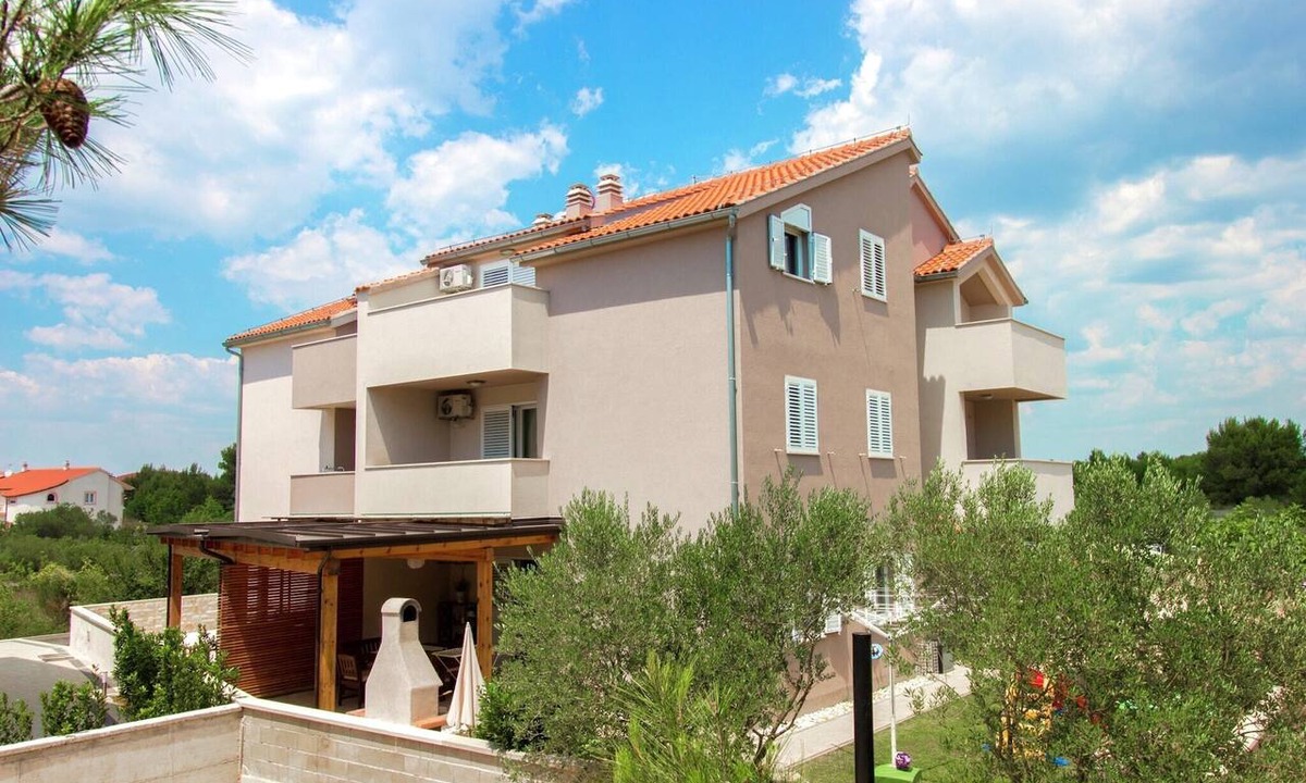 Srima Apartment | A Spacious Apartment in a Calm Location in Srima
