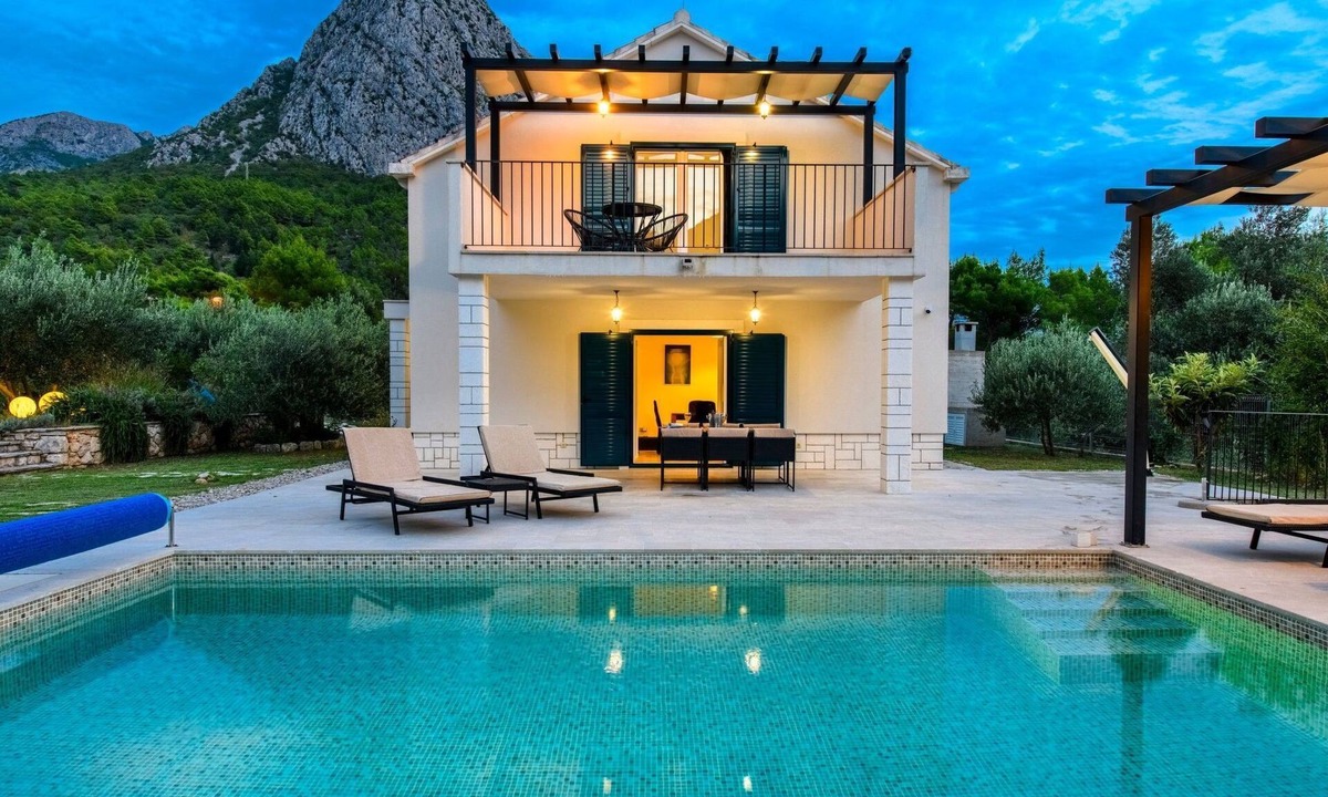 Zaostrog House | Alleinstehendes Ferienhaus mit Pool und drei Sch by Interhome