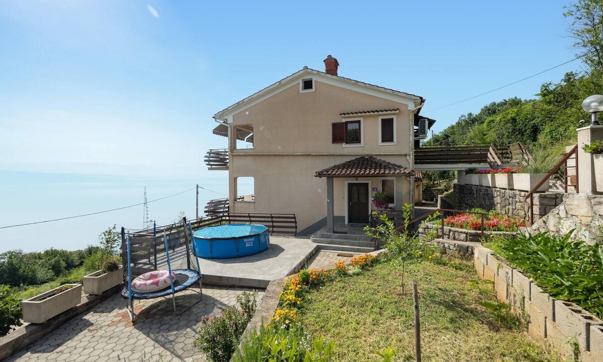 Veprinac Apartment | Amazing apartment in Kolavici with house sea view