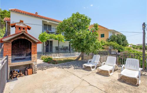 Vlasici Apartment | Amazing Apartment In Vlasici With Wifi