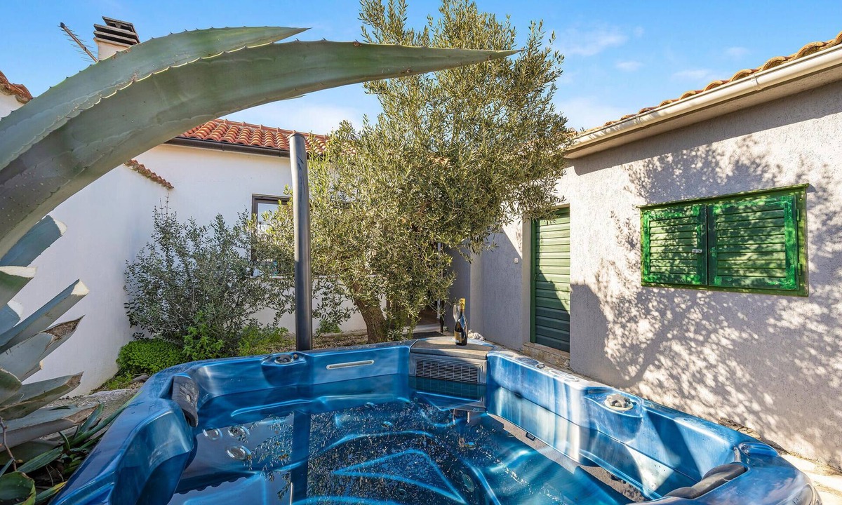 Tijesno House | Amazing home in Jezera with WiFi