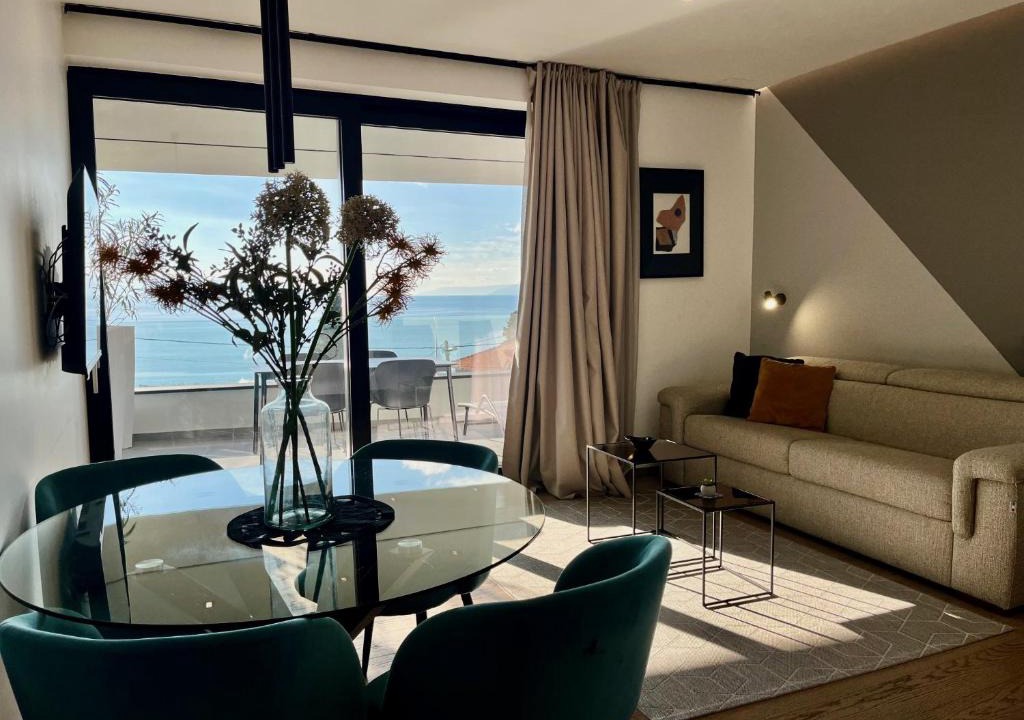 Sarsoni Apartment | Aparthotel Villa V with heated pool, parking and breakfast