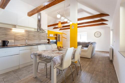 Menges Apartment | Apartma Majdas