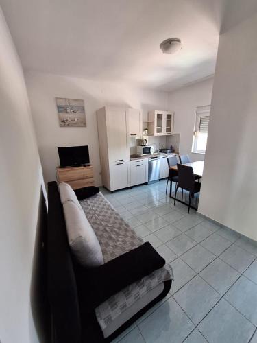 Pirovac Apartment | Apartman Simba terasa&parking