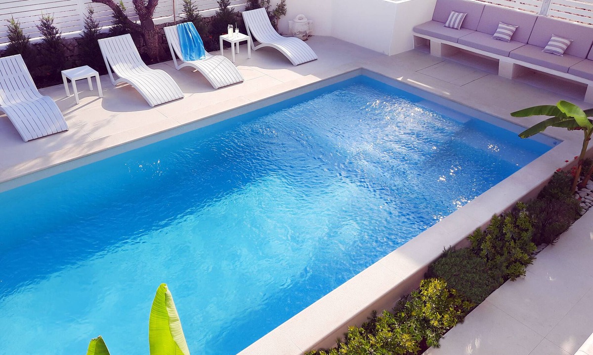 Supetar Apartment | Apartment directly by the sea with a private pool, sea view & garden