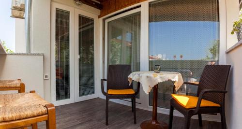 Njivice Apartment | Apartment Hasanec by El-Pi Tours