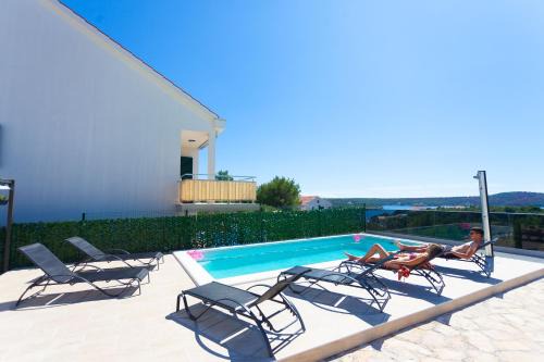 Cove Makarac (Milna) Apartment | Apartment Jerry with private pool