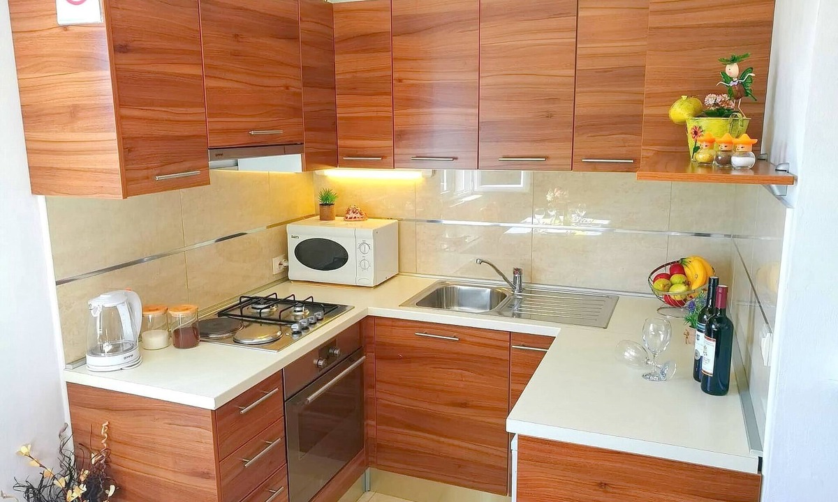 Banici Apartment | Apartment Kola - Two Bedroom Apartment with Balcony and Sea View (2)