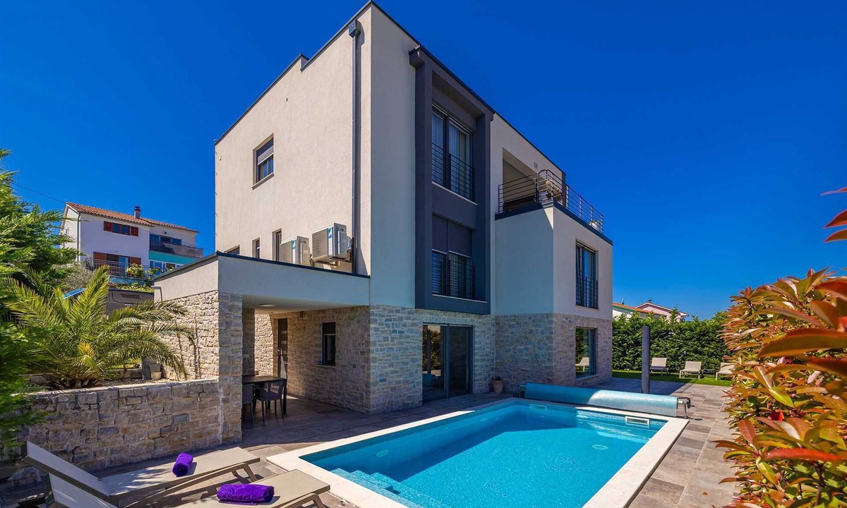 Njivice Apartment | Apartment SIORA with private heated pool