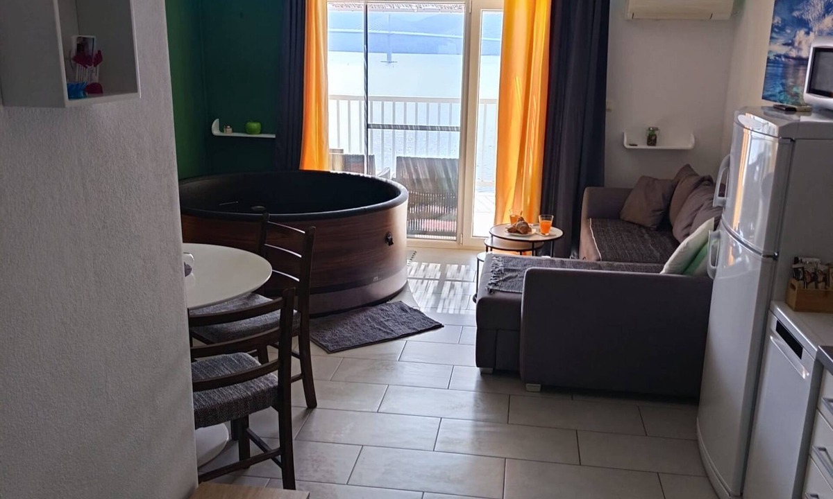 Komarna Apartment | Apartment Sutalo with Hot Tub