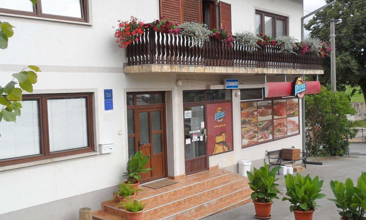 Rakovica Apartment | Apartments and rooms Nevenka, (15198), Rakovica, hr