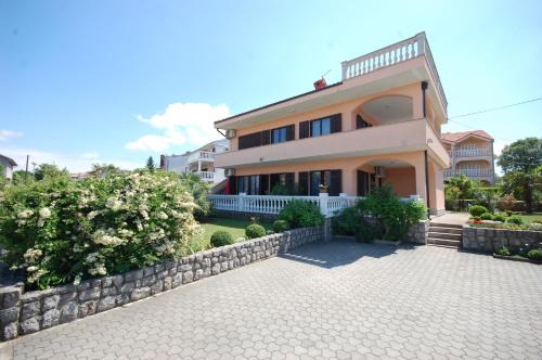 Njivice Apartment | Apartments Andrea by El-Pi Tours