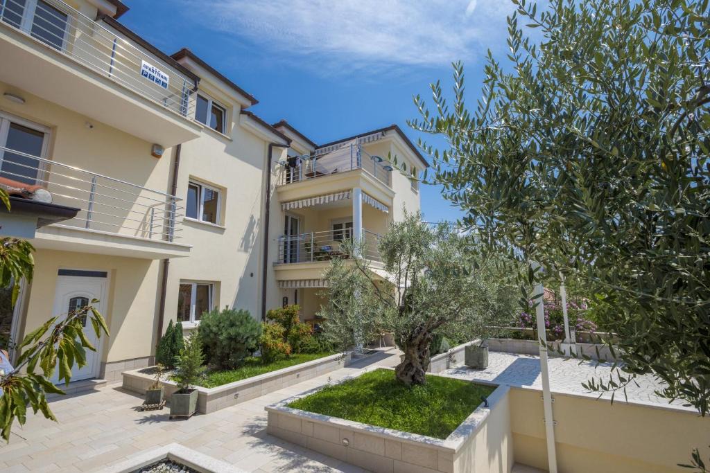 Selce Apartment | Apartments by the sea Selce, Crikvenica - 5367