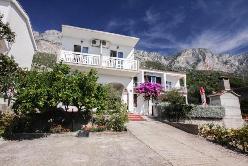 Brist House | Apartments Elenora
