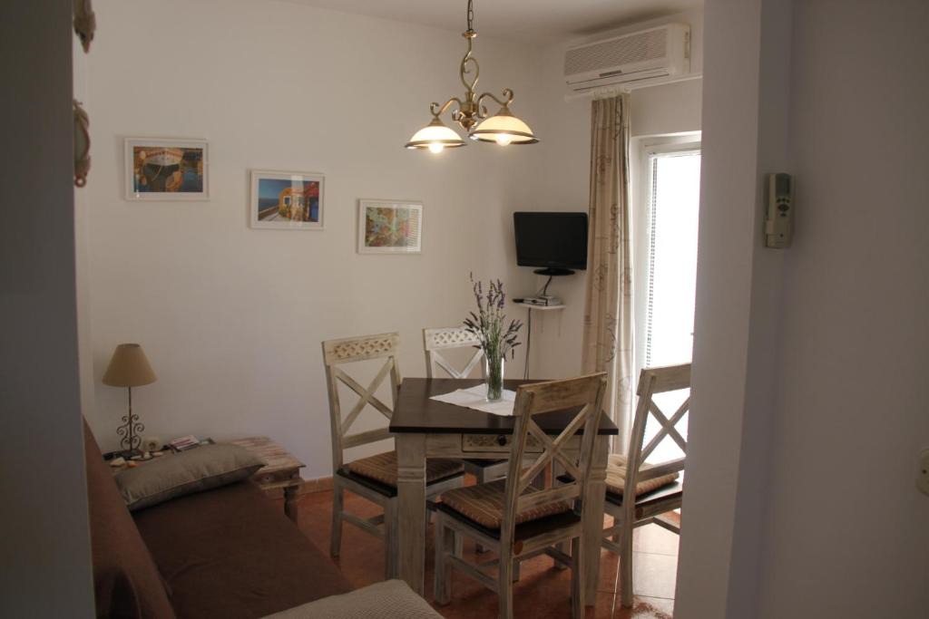 Cove Tri Zala (Zrnovo) Apartment | Apartments Maričević