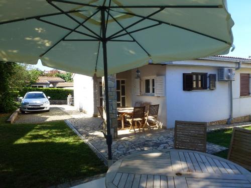 Njivice Apartment | Apartments Mladen