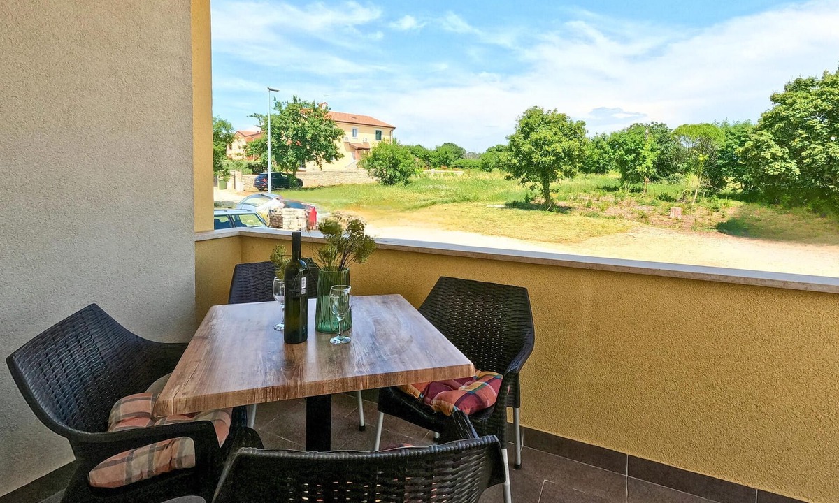 Lovrecica Apartment | Awesome apartment in Lovrecica with WiFi