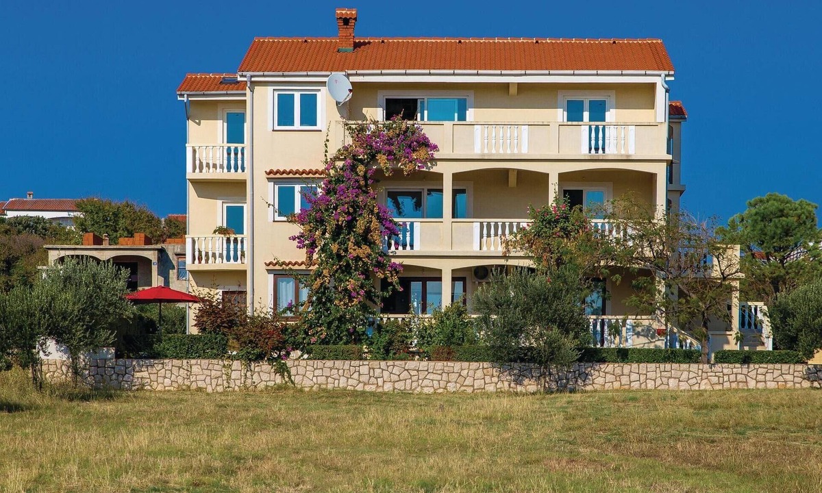 Povljana Apartment | Awesome apartment in Povljana with WiFi