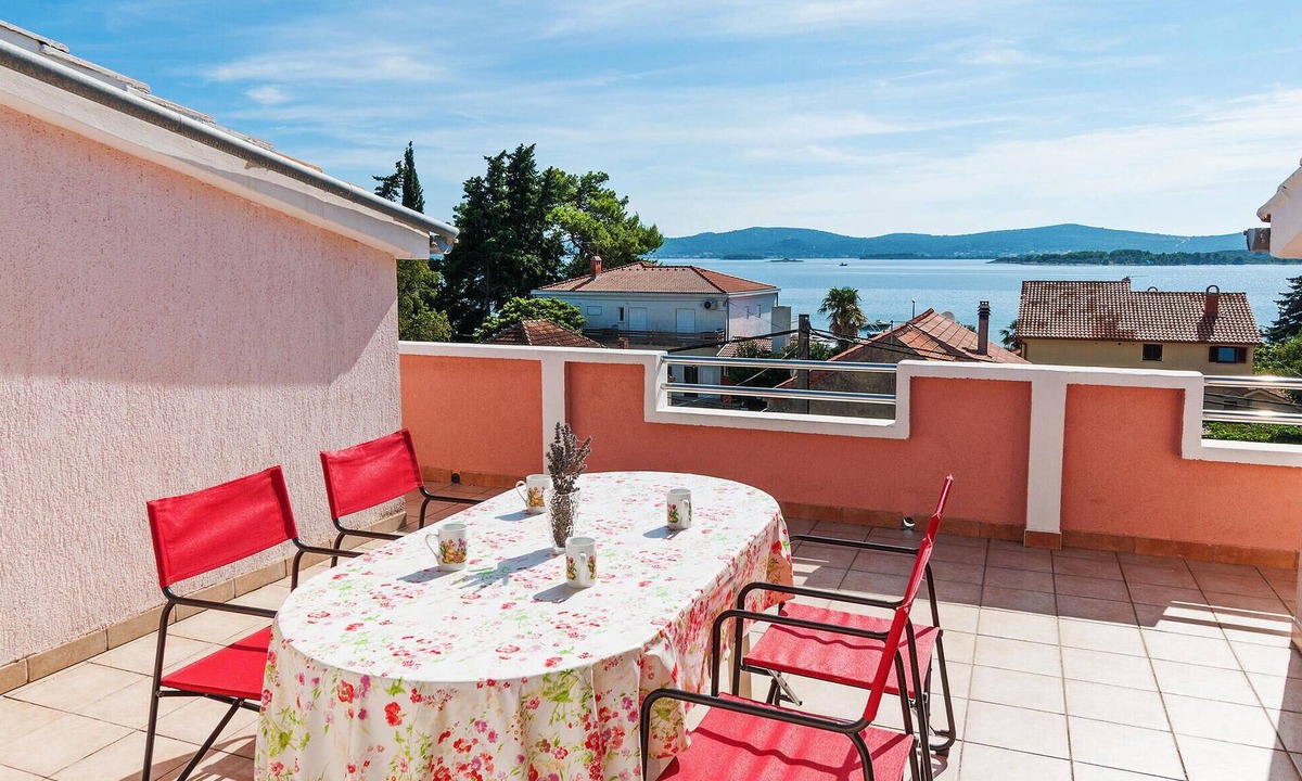 Sveti Filip i Jakov Apartment | Beach front apartment in Sv.Filip i Jakov