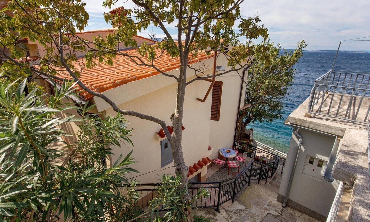 Senj Apartment | Beach front apartment in Starigrad with WiFi