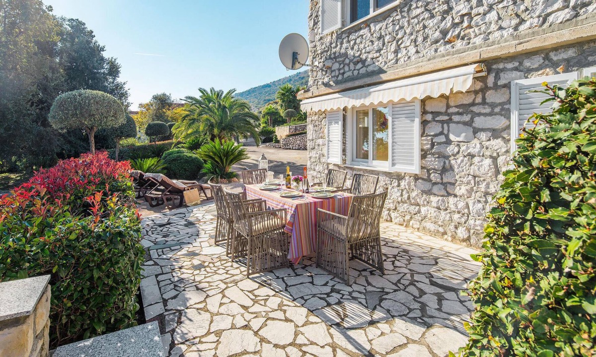 Ravni Apartment | Beach front apartment in Ravni with WiFi