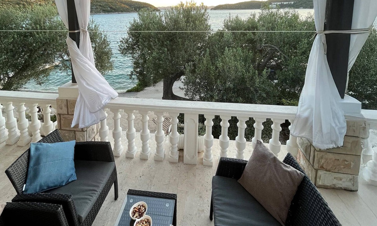 Slano Apartment | Beach front apartment in Slano