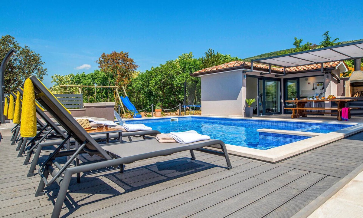 Viskovici House | Beach front home in Koromacno with sauna