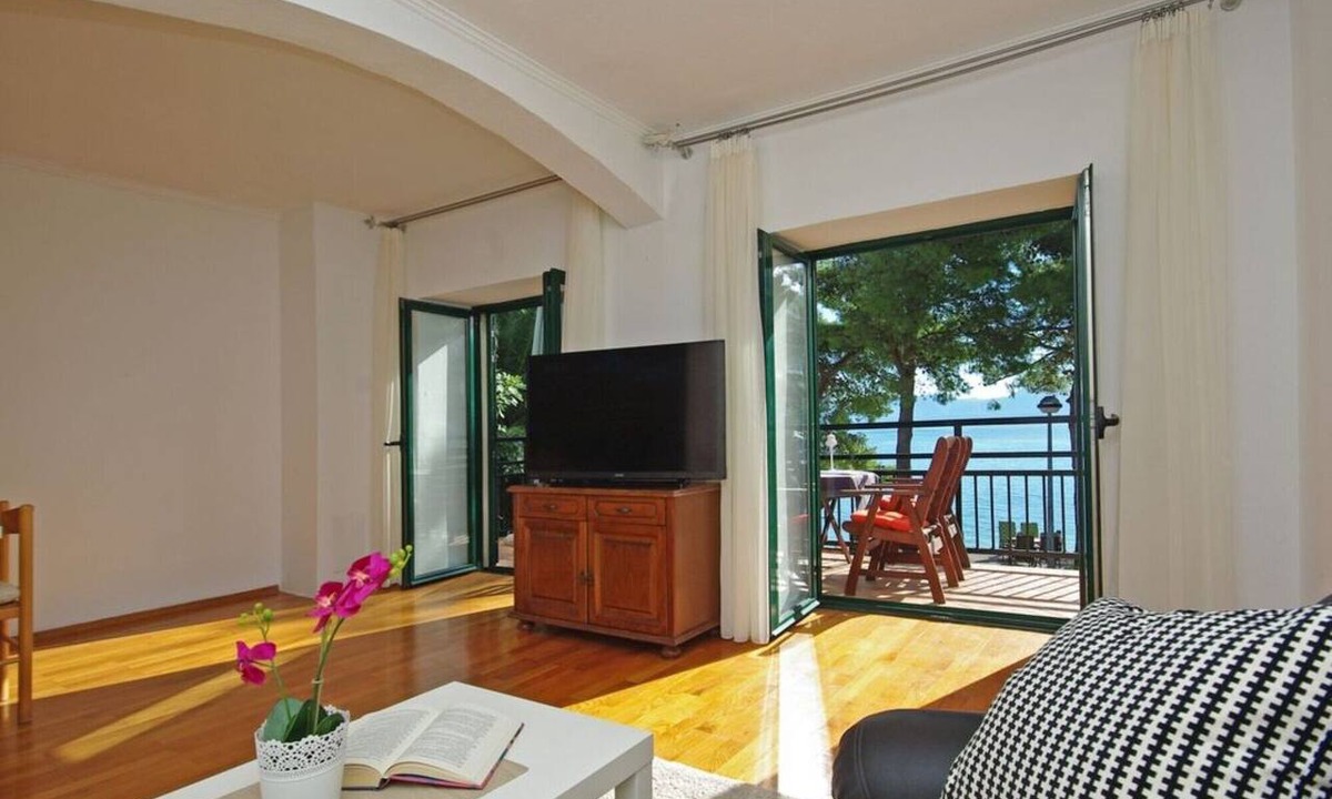 Podaca Apartment | Beach on the doorstep, top location! Apartment with two bedrooms, WiFi, parking