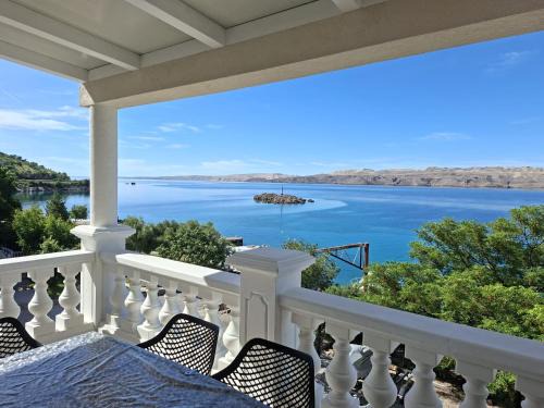Cesarica Apartment | Beachfront House Amaris