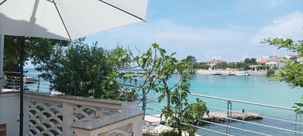 Jakisnica House | Beachfront House Ugor