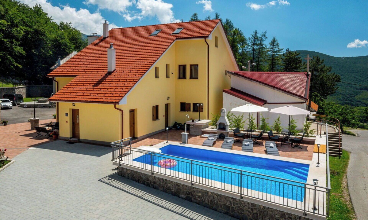 Senj Apartment | Beautiful apartment for 4 people with WIFI, pool, TV, terrace and pets allowed