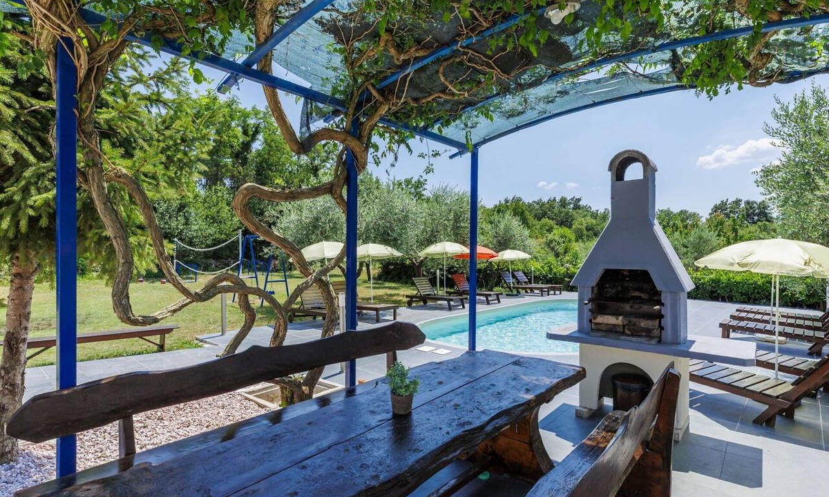 Presika Apartment | Beautiful apartment for 5 people with pool, WIFI, A/C, TV and terrace