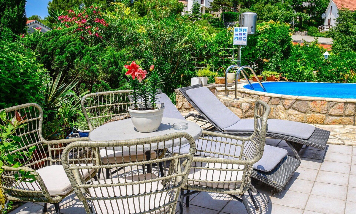 Smrika Apartment | Beautiful apartment for 4 guests with WIFI, pool, A/C, TV and patio
