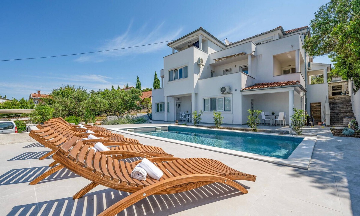 Susica Apartment | Beautiful apartment in Murter with swimming pool