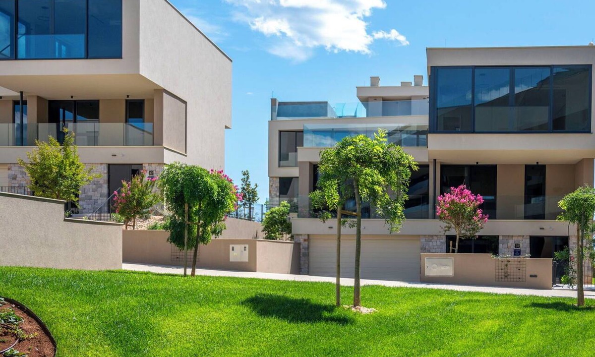 Savudrija House | Beautiful apartment in villa for 8 people with hot tub, pool, A/C, WIFI, TV and terrace