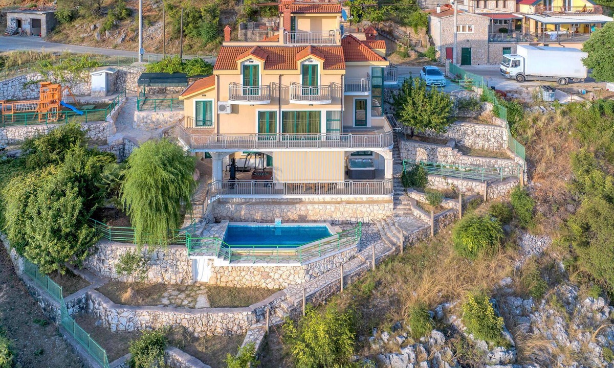 Cavoglave House | Beautiful home in Mirlovic Polje with sauna