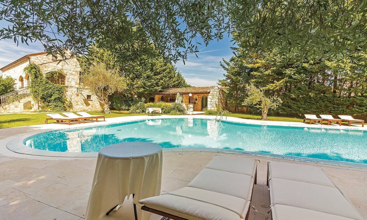 Bale House | Beautiful home in Bale with swimming pool