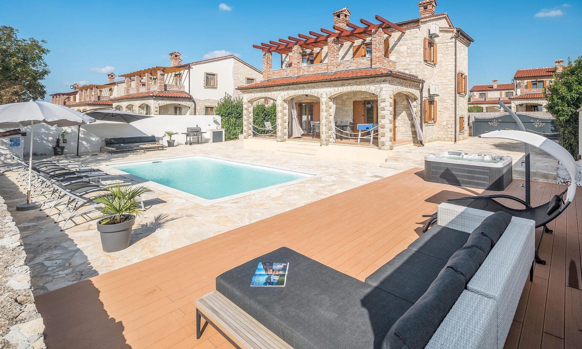 Cabrunici House | Beautiful home in Cabrunici with WiFi