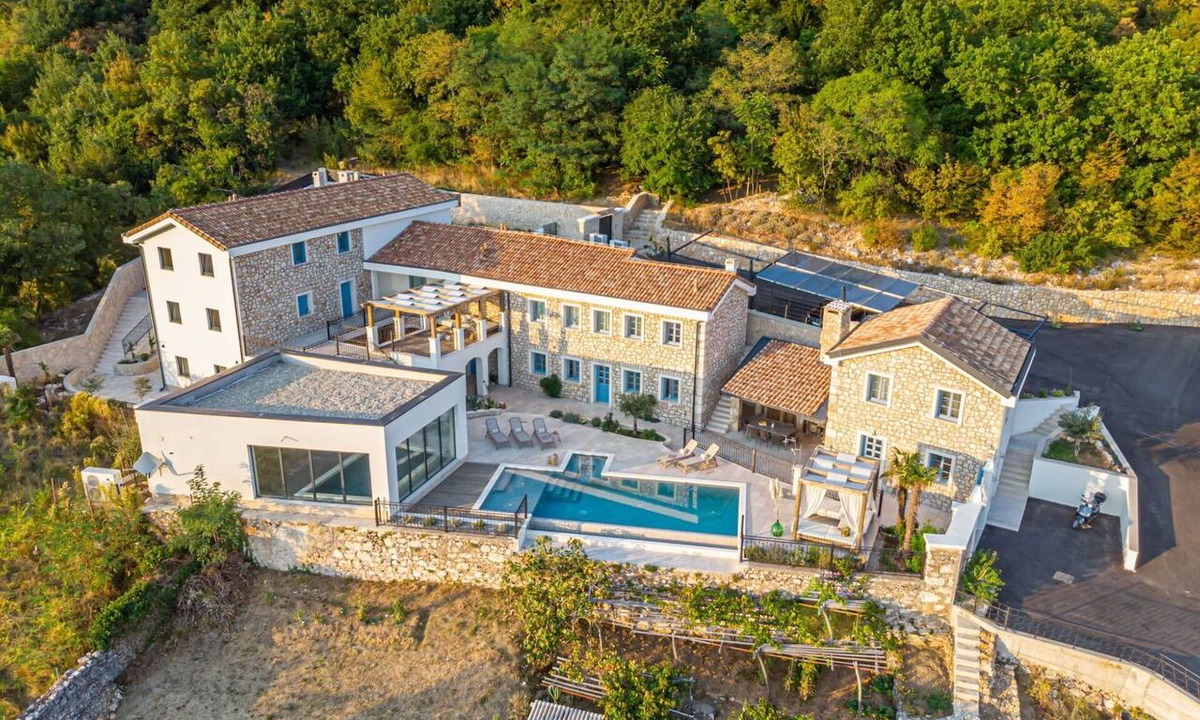 Bribir Villa | Beautiful private villa for 20 people with WIFI, A/C, private pool, hot tub, TV and terrace