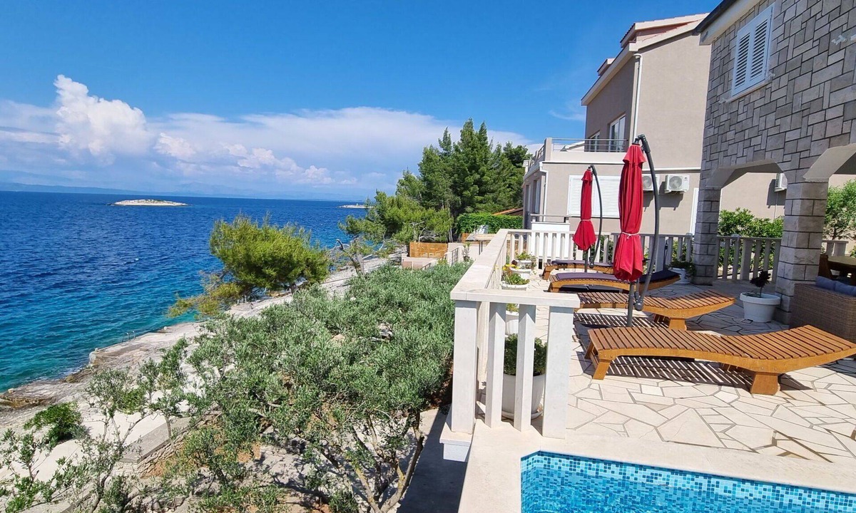 Prigradica House | Beautiful private villa for 6 guests with A/C, WIFI, private pool, TV and terrace