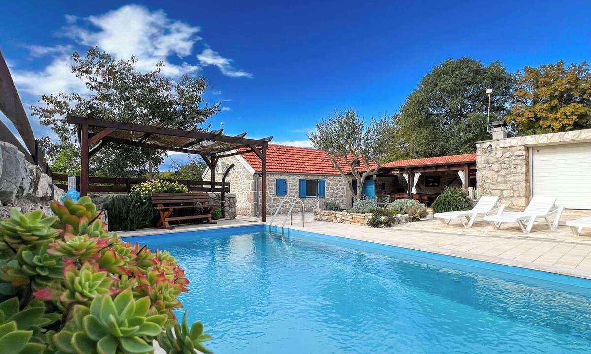 Krusevo House | Beautiful private villa for 4 people with A/C, WIFI, private pool, TV and patio