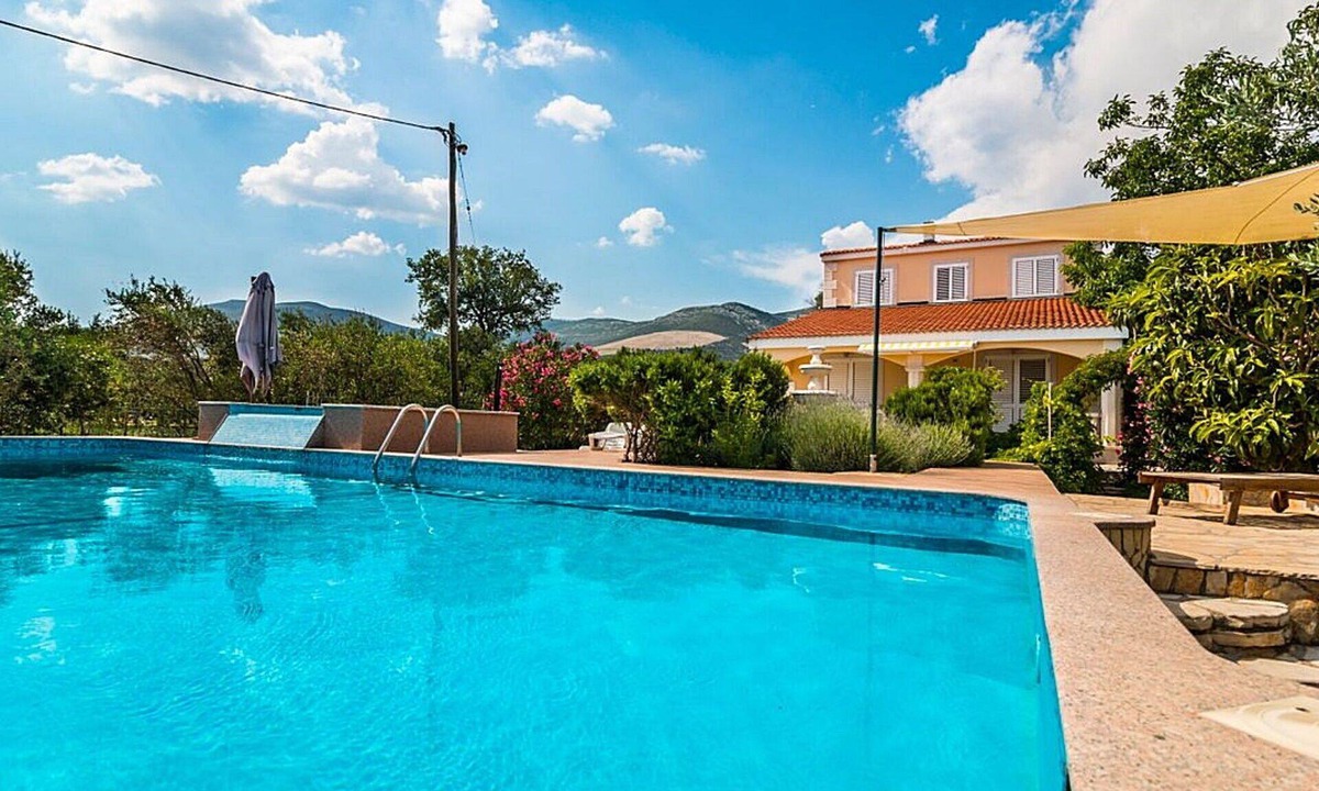 Rudine House | Beautiful private villa for 10 people with A/C, WIFI, private pool, TV, terrace and pets allowed