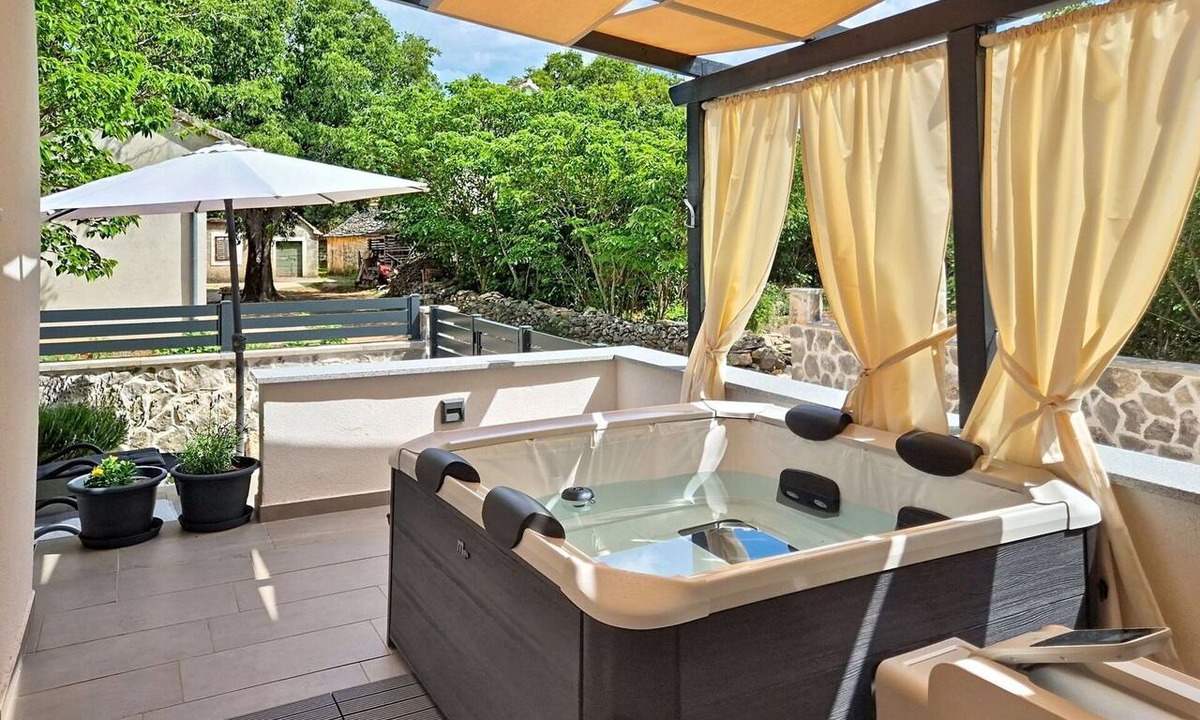 Oklaj House | Beautiful private villa for 2 guests with internet, hot tub, A/C, terrace and pets allowed