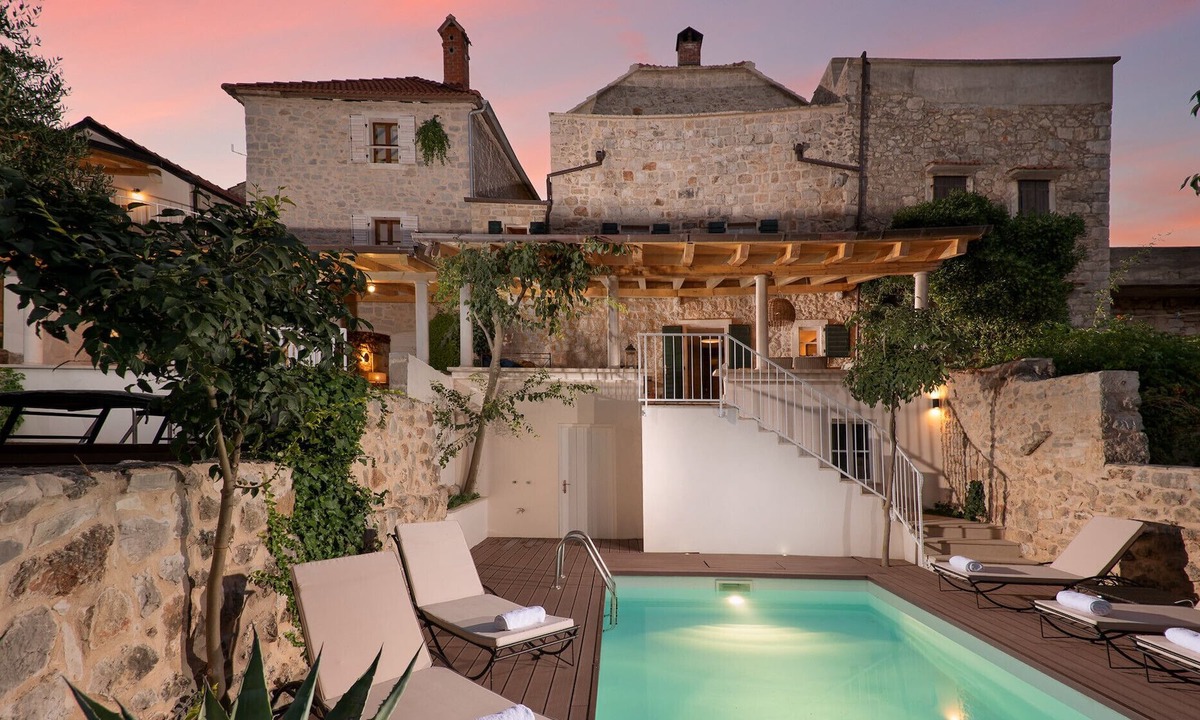 Pitve Villa | Beautiful Villa Adoral